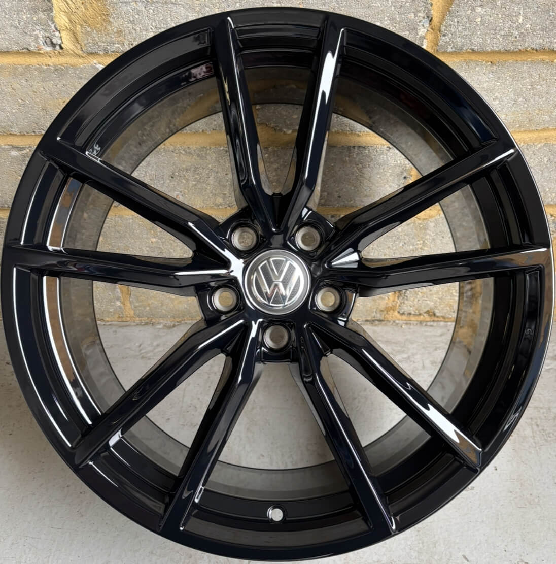 VW OEM Pretoria - Gloss Black alloy wheel